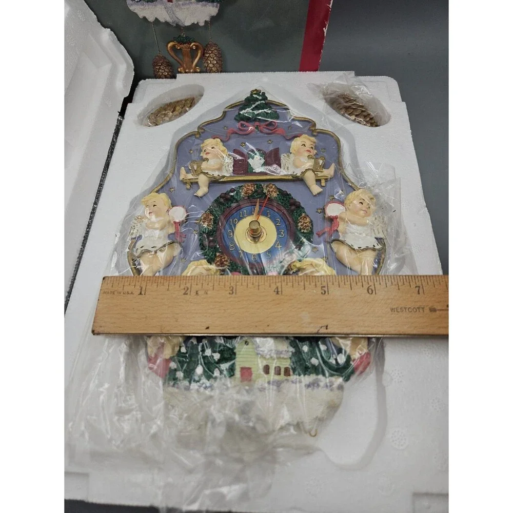 Christmas Musical Cuckoo Clock 12 Holiday Classics Every Hour 1995 WORKS W/box